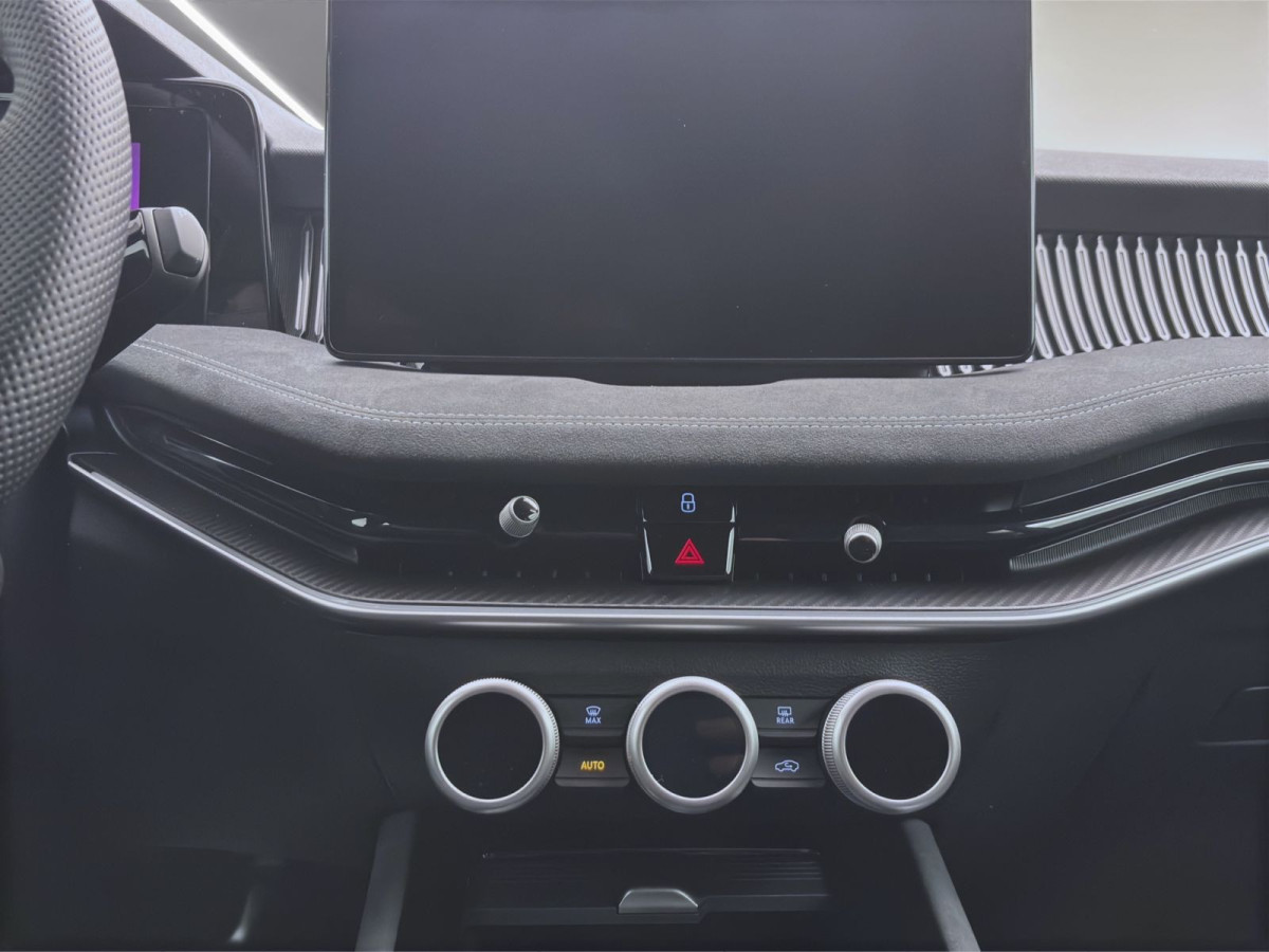 Thumb 13: Škoda SUPERB COMBI iV SPORTLINE NAV KAM DCC 19" MATRIX SPURWECHSEL