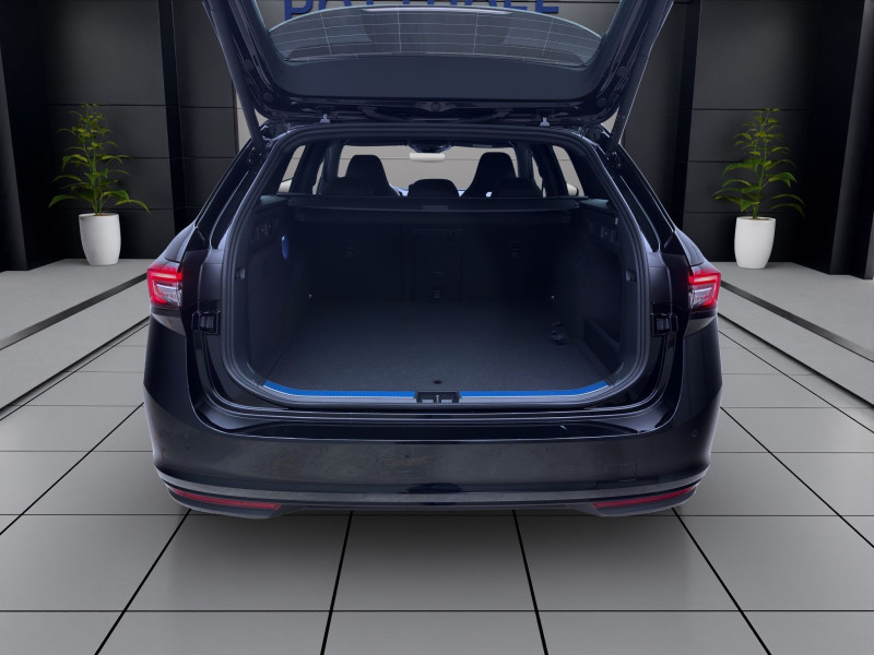 Bild 3: Škoda SUPERB COMBI iV SPORTLINE NAV KAM DCC 19" MATRIX SPURWECHSEL