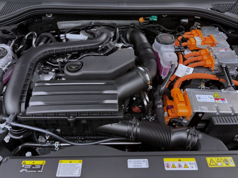 Bild 17: Škoda SUPERB COMBI iV SPORTLINE NAV KAM DCC 19" MATRIX SPURWECHSEL