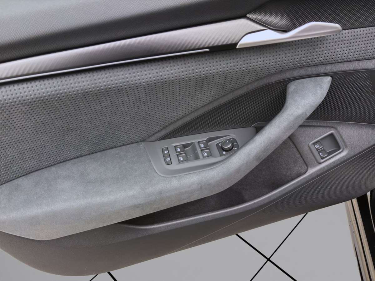 Thumb 9: Škoda SUPERB COMBI iV SPORTLINE NAV KAM DCC 19" MATRIX SPURWECHSEL