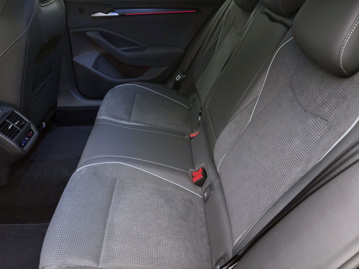 Thumb 14: Škoda SUPERB COMBI iV SPORTLINE NAV KAM DCC 19" MATRIX SPURWECHSEL