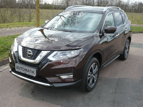 Automodell: X-Trail in der Farbe braun
