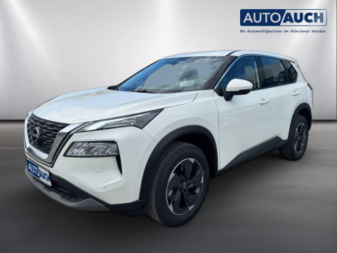 Automodell: X-Trail in der Farbe weiß