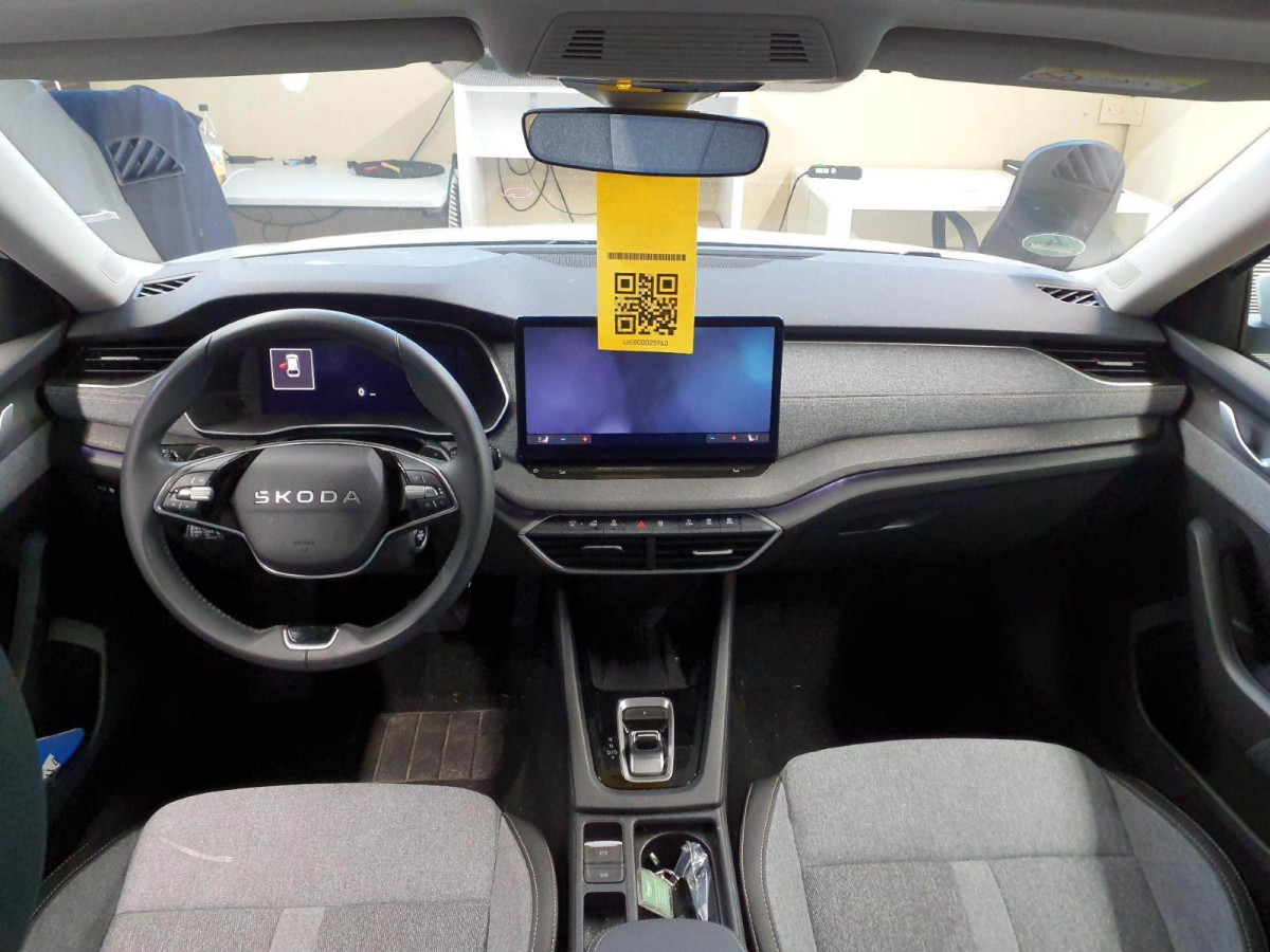 Thumb 3: Škoda Octavia Combi 2.0 TDI DSG TOUR STDHZG PANO AHK NAVI