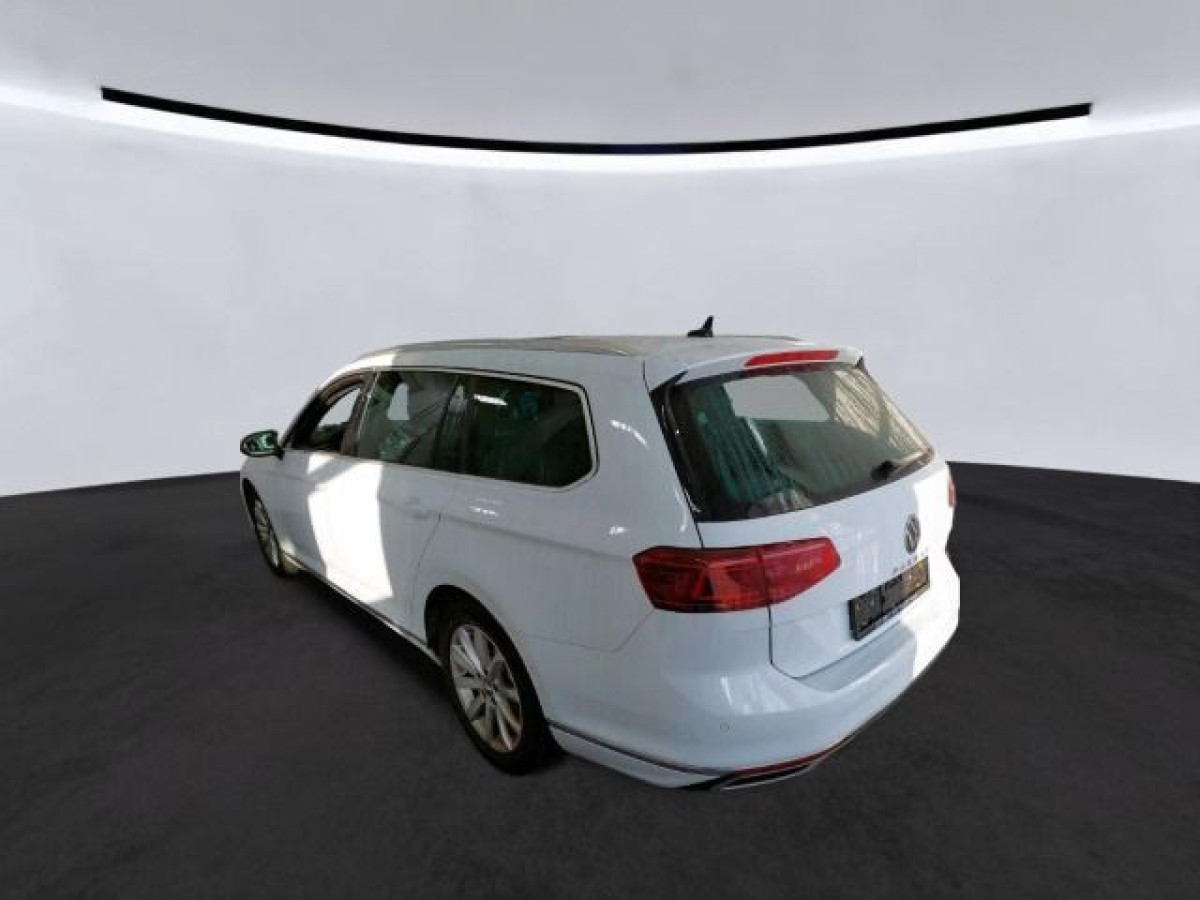 Thumb 2: Volkswagen Passat Variant 2.0 TDI DSG ELEGANCE STDHZG PANO AHK NAVI
