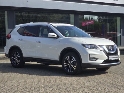 Automodell: X-Trail in der Farbe weiß
