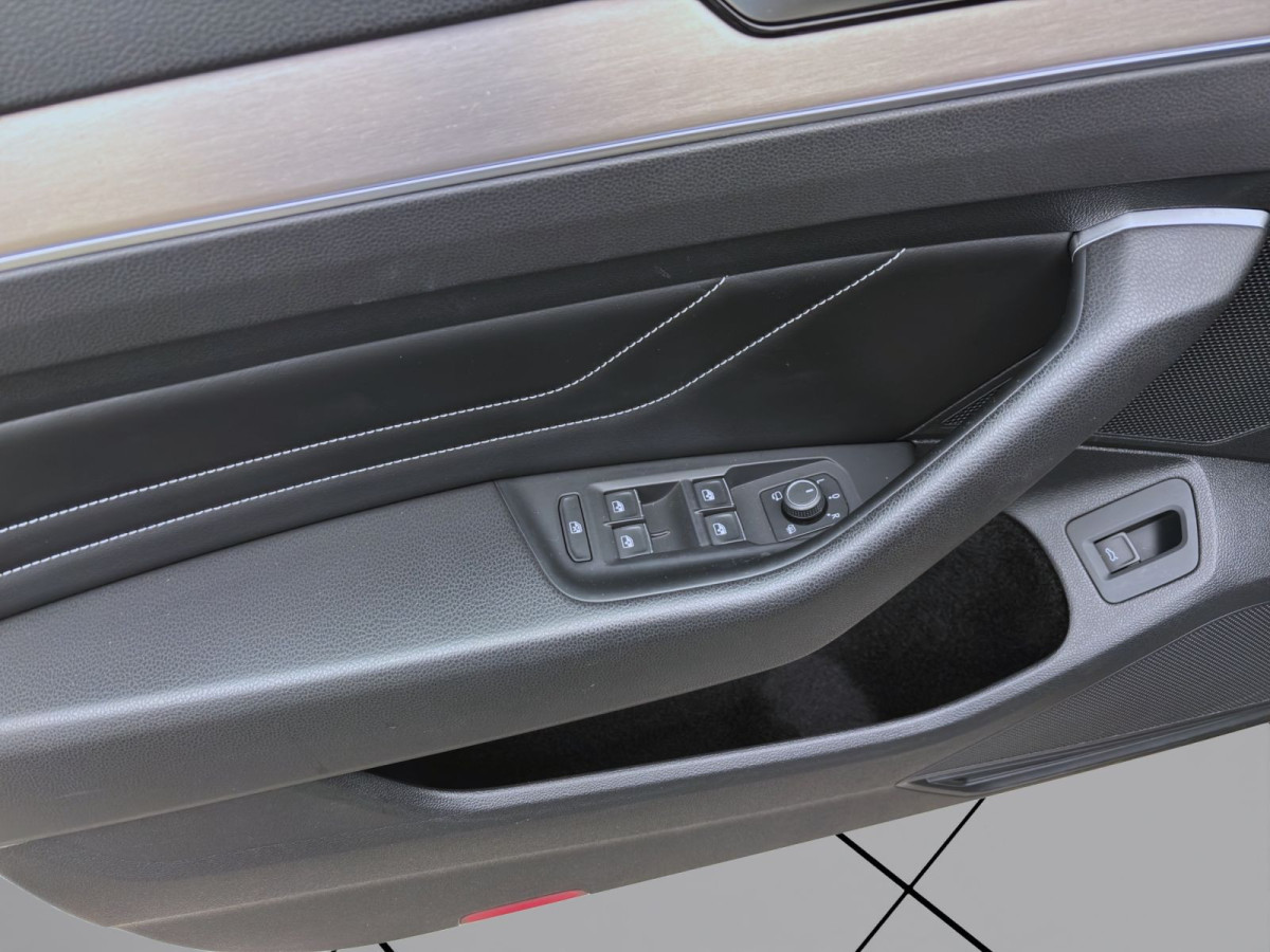 Thumb 9: Volkswagen Passat Variant 2.0 TSI DSG 4M ELEGANCE STDHZG PANO AHK NAVI DCC