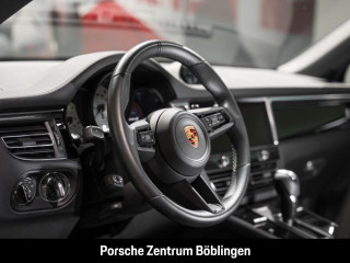 Fahrzeugbild eines Porsche Macan in schwarz.