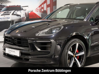 Fahrzeugbild eines Porsche Macan in schwarz.