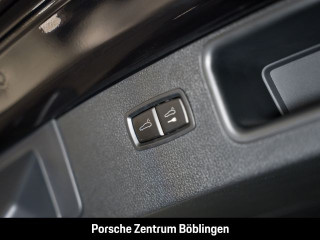 Fahrzeugbild eines Porsche Macan in schwarz.
