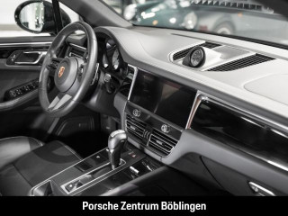 Fahrzeugbild eines Porsche Macan in schwarz.