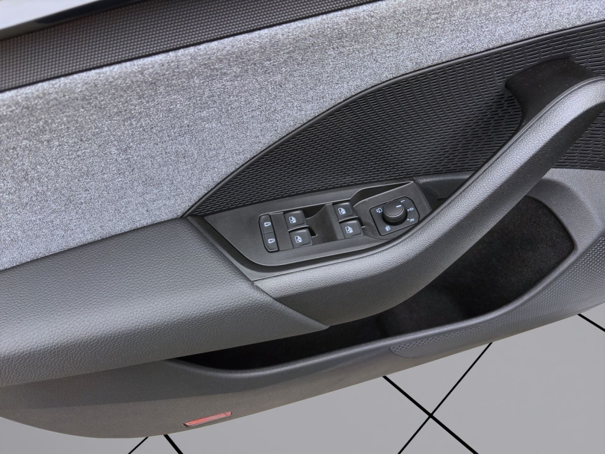 Thumb 10: Škoda Octavia Combi 2.0 TDI DSG TOUR STDHZG PANO AHK NAVI