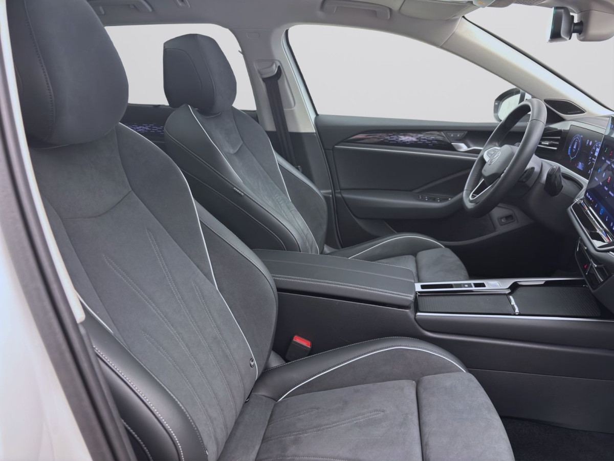 Thumb 16: Volkswagen Passat Variant 2.0 TDI DSG ELEGANCE PANO AHK KAMERA NAVI