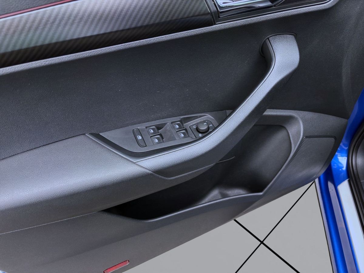 Thumb 9: Škoda Karoq 2.0 TSI DSG 4x4 SPORTLINE AHK NAVI PDC SITZHZG