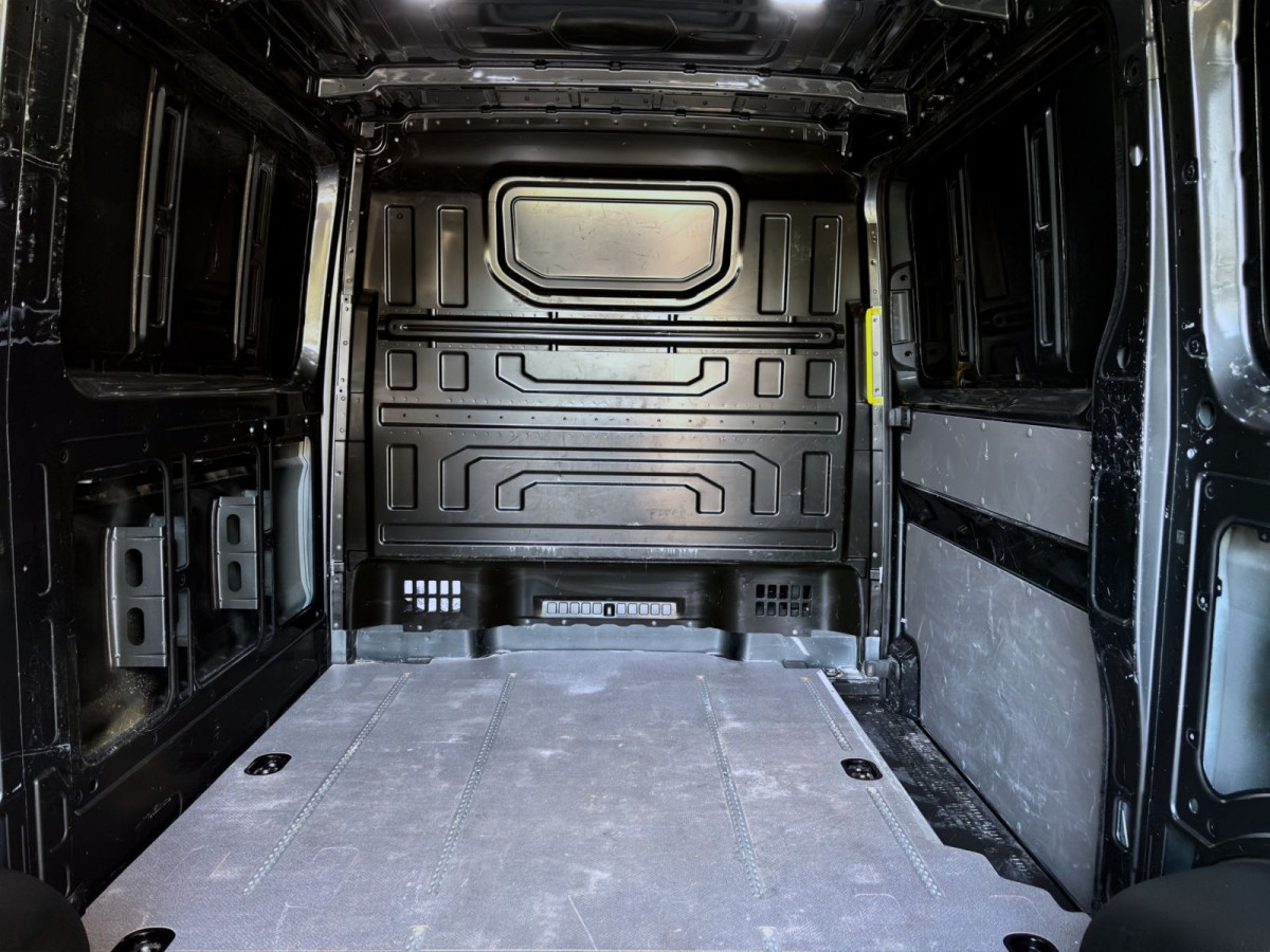 Thumb 3: Volkswagen Crafter 35 Kasten 2.0 TDI MITTELLANG NAVI PDC KAMERA