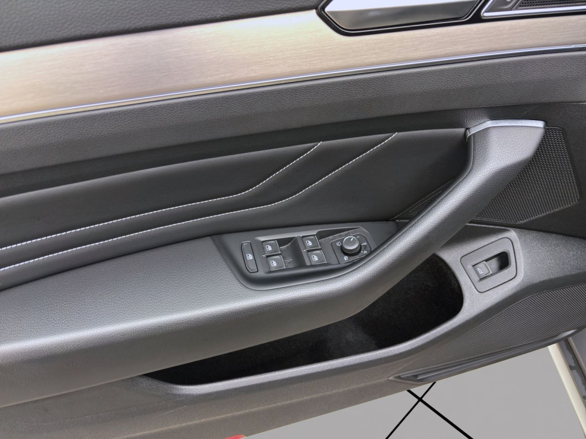 Thumb 10: Volkswagen Passat Variant 2.0 TDI DSG 4M ALLTRACK PANO AHK NAVI HuD