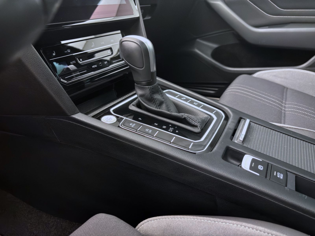 Thumb 14: Volkswagen Passat Variant 2.0 TDI DSG 4M ALLTRACK PANO AHK NAVI HuD