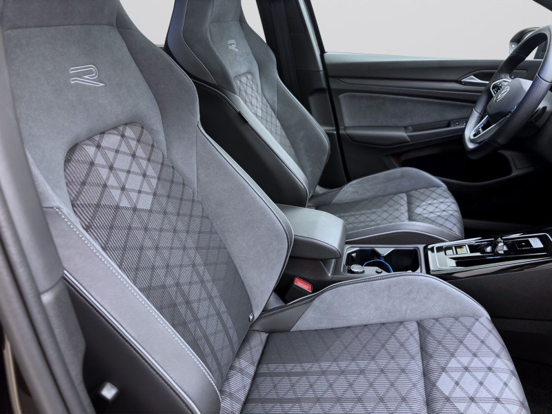 Bild 16: Volkswagen Golf 1.5 eTSI DSG R-LINE NAVI PANO KAMERA SHZG