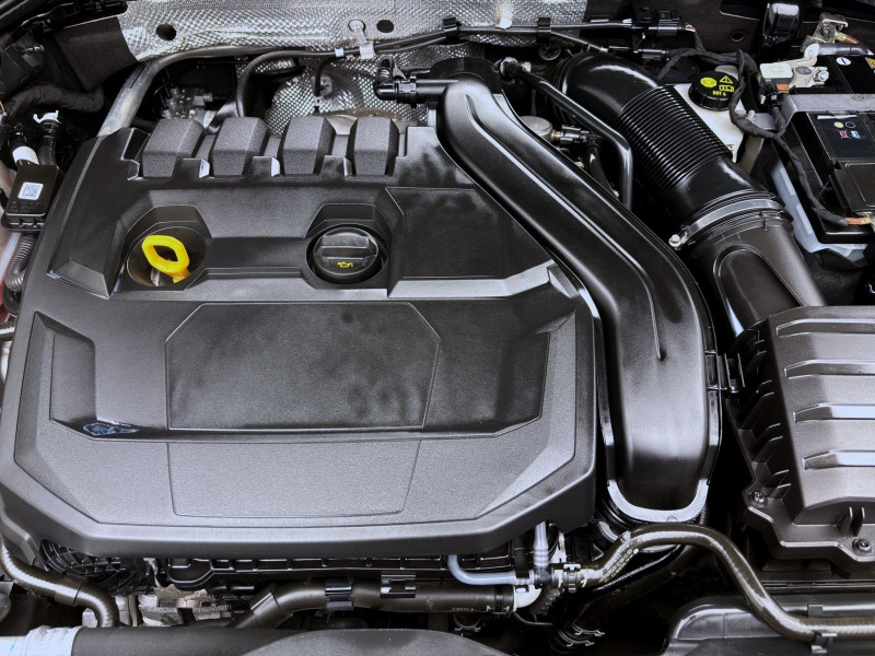 Bild 18: Volkswagen Golf 1.5 eTSI DSG R-LINE NAVI PANO KAMERA SHZG
