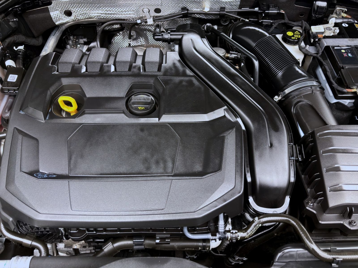 Thumb 18: Volkswagen Golf 1.5 eTSI DSG R-LINE NAVI PANO KAMERA SHZG