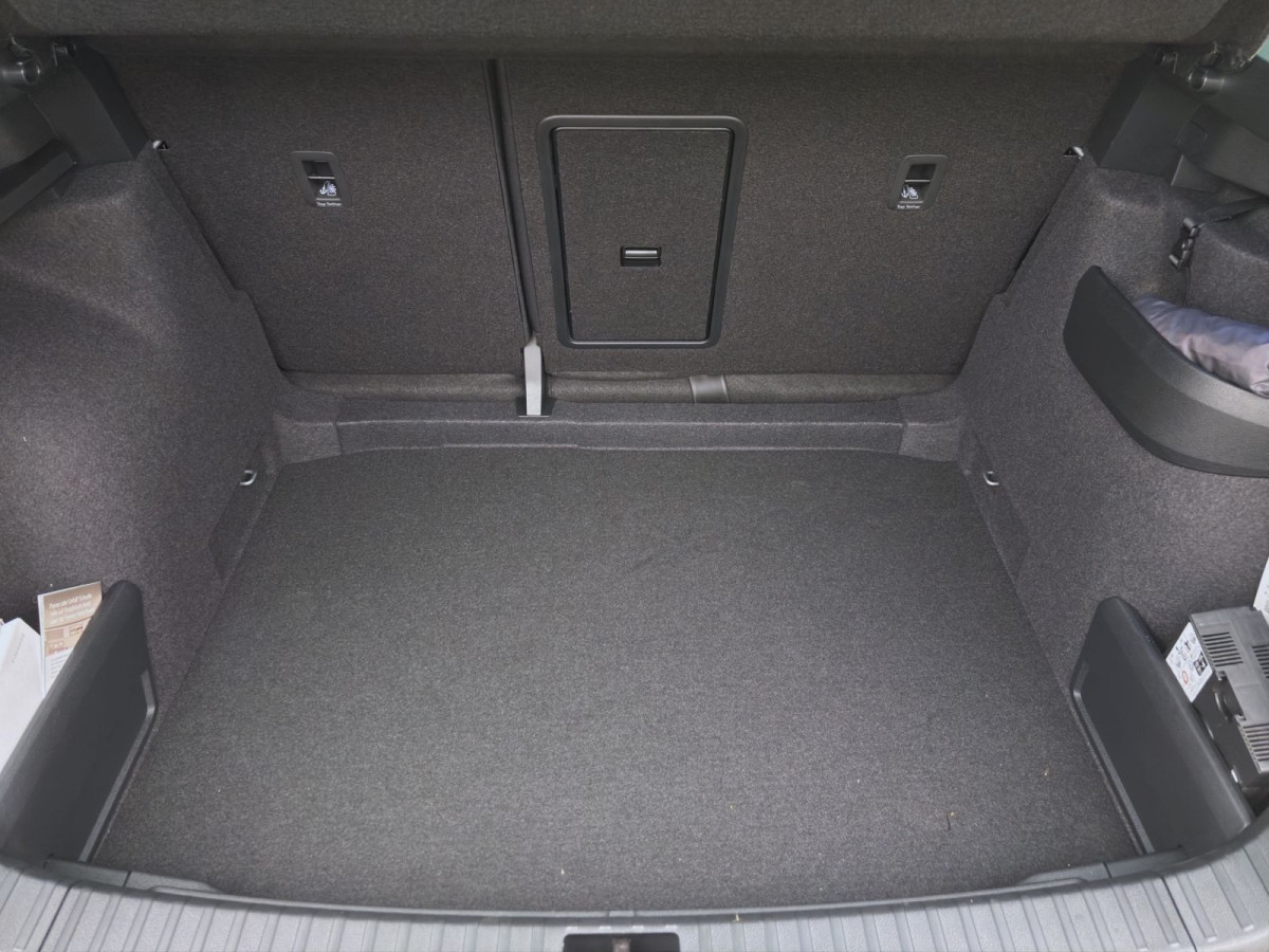 Thumb 4: Škoda KAROQ SPORTLINE AHK PANO STANDH NAV KAM pACC DCC