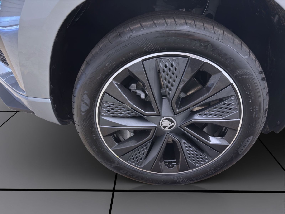 Thumb 8: Škoda KAROQ SPORTLINE AHK PANO STANDH NAV KAM pACC DCC