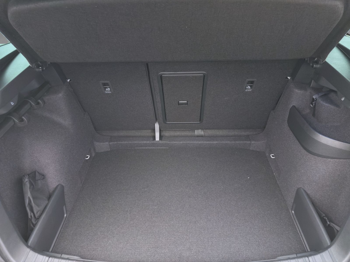 Thumb 4: Škoda KAROQ SPORTLINE 4X4 DSG AHK PANO STANDH NAV KAM pACC 19"
