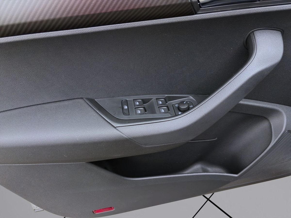 Thumb 10: Škoda KAROQ SPORTLINE 4X4 DSG AHK NAV KAM pACC 19" DCC SMARTL