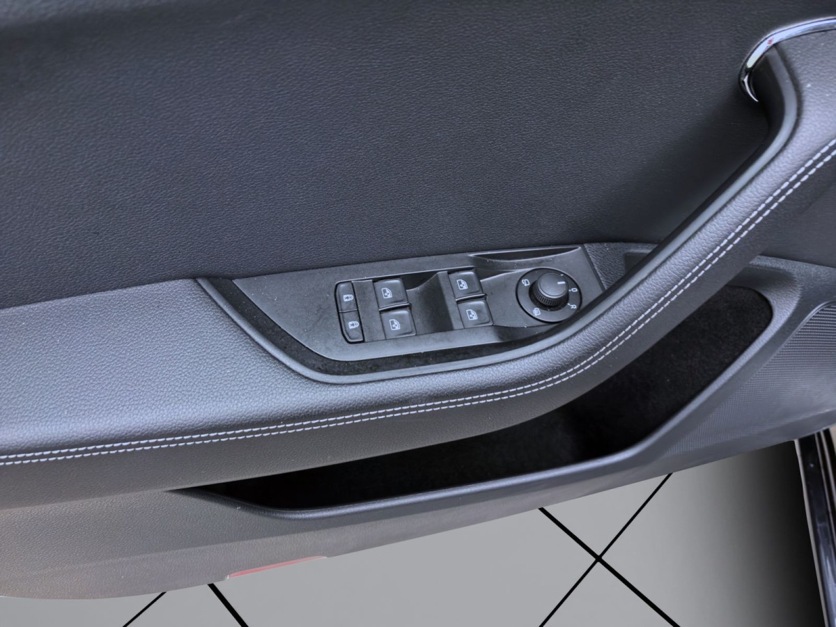 Thumb 10: Škoda Superb Combi 2.0 TDI DSG STYLE NAVI KAMERA PDC SITZHZG