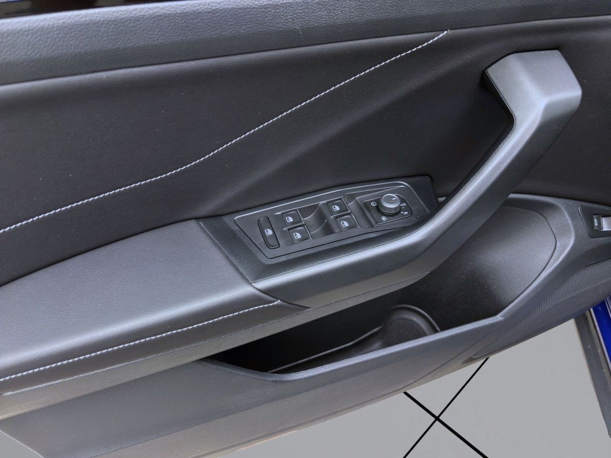 Thumb 10: Volkswagen T-Roc 2.0 TSI DSG 4M R-LINE STDHZG AHK NAVI IQ.LIGHT