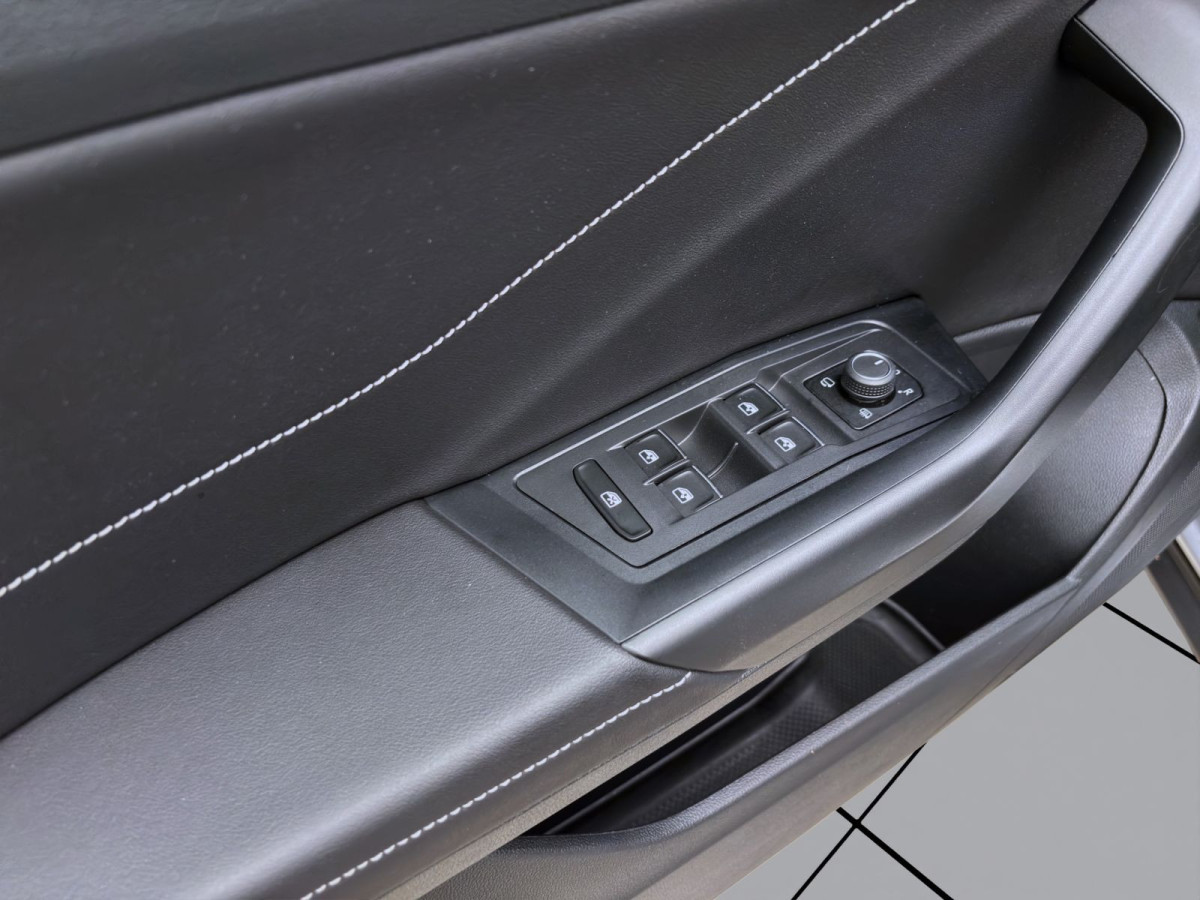 Thumb 10: Volkswagen T-Roc 2.0 TDI DSG R-LINE AHK NAVI KAMERA LED+