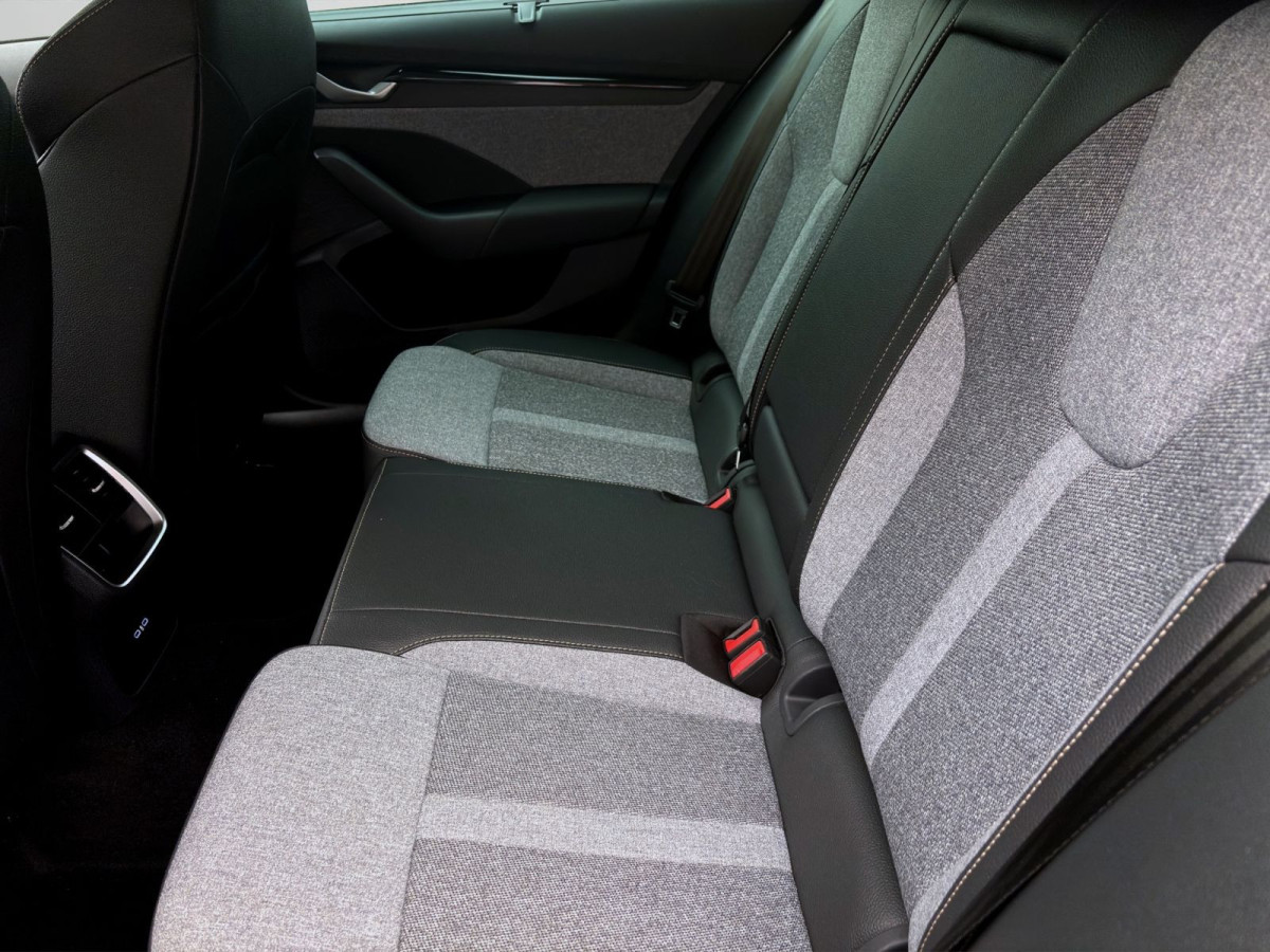 Thumb 15: Škoda Octavia Combi 2.0 TDI DSG SELECTION NAVI KLIMA PDC SHZG