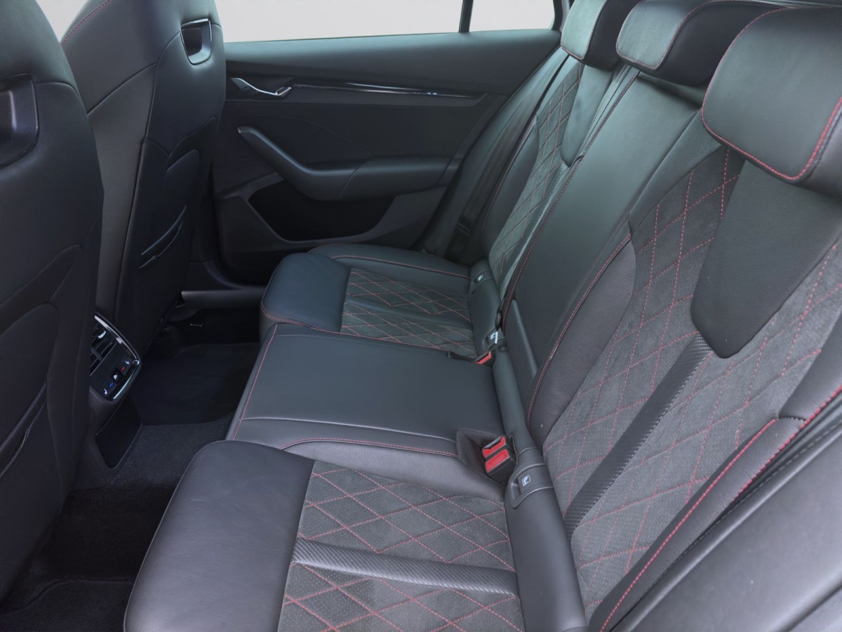 Thumb 15: Škoda Octavia Combi 2.0 TDI DSG RS NAVI AHK PANO KLIMA