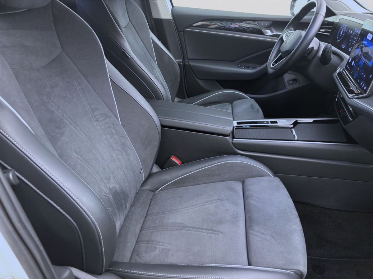 Thumb 16: Volkswagen Passat Variant 2.0 TDI DSG ELEGANCE STDHZG AHK NAVI IQ.LIGHT