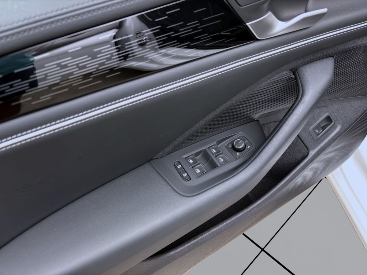 Thumb 10: Volkswagen Passat Variant 2.0 TDI DSG ELEGANCE STDHZG PANO AHK NAVI