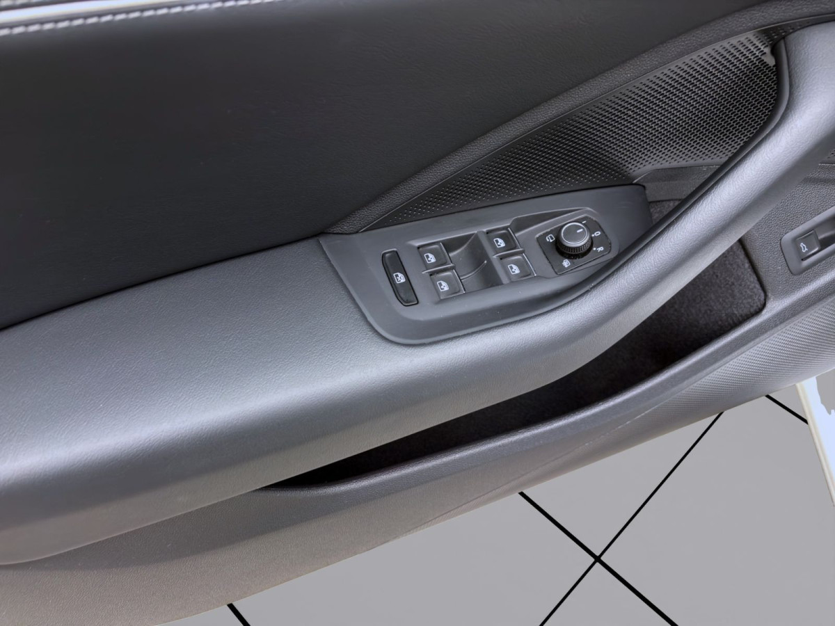 Thumb 10: Volkswagen Passat Variant 2.0 TDI DSG ELEGANCE PANO AHK NAVI IQ.LIGHT