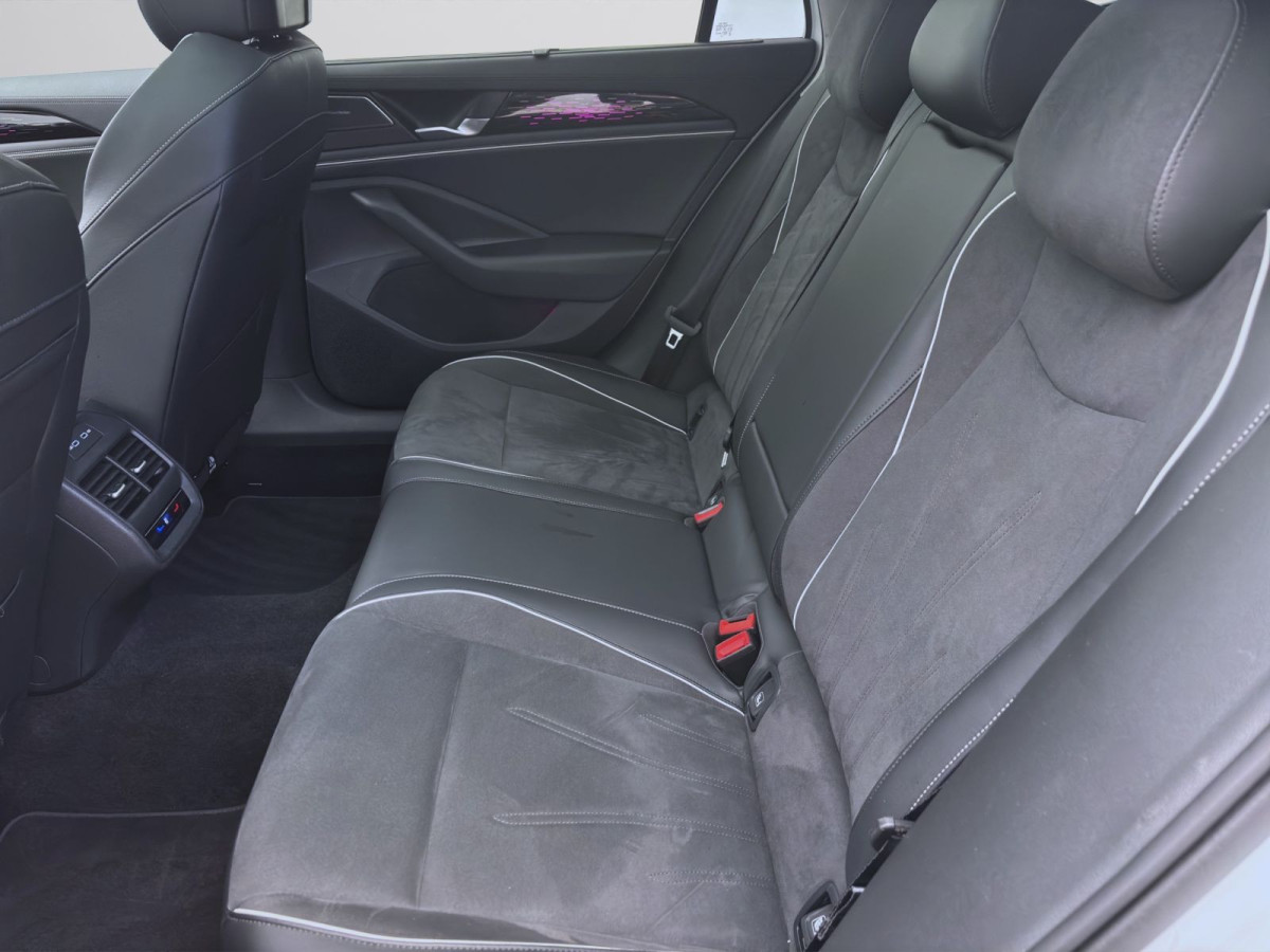 Thumb 15: Volkswagen Passat Variant 2.0 TDI DSG ELEGANCE PANO AHK NAVI IQ.LIGHT