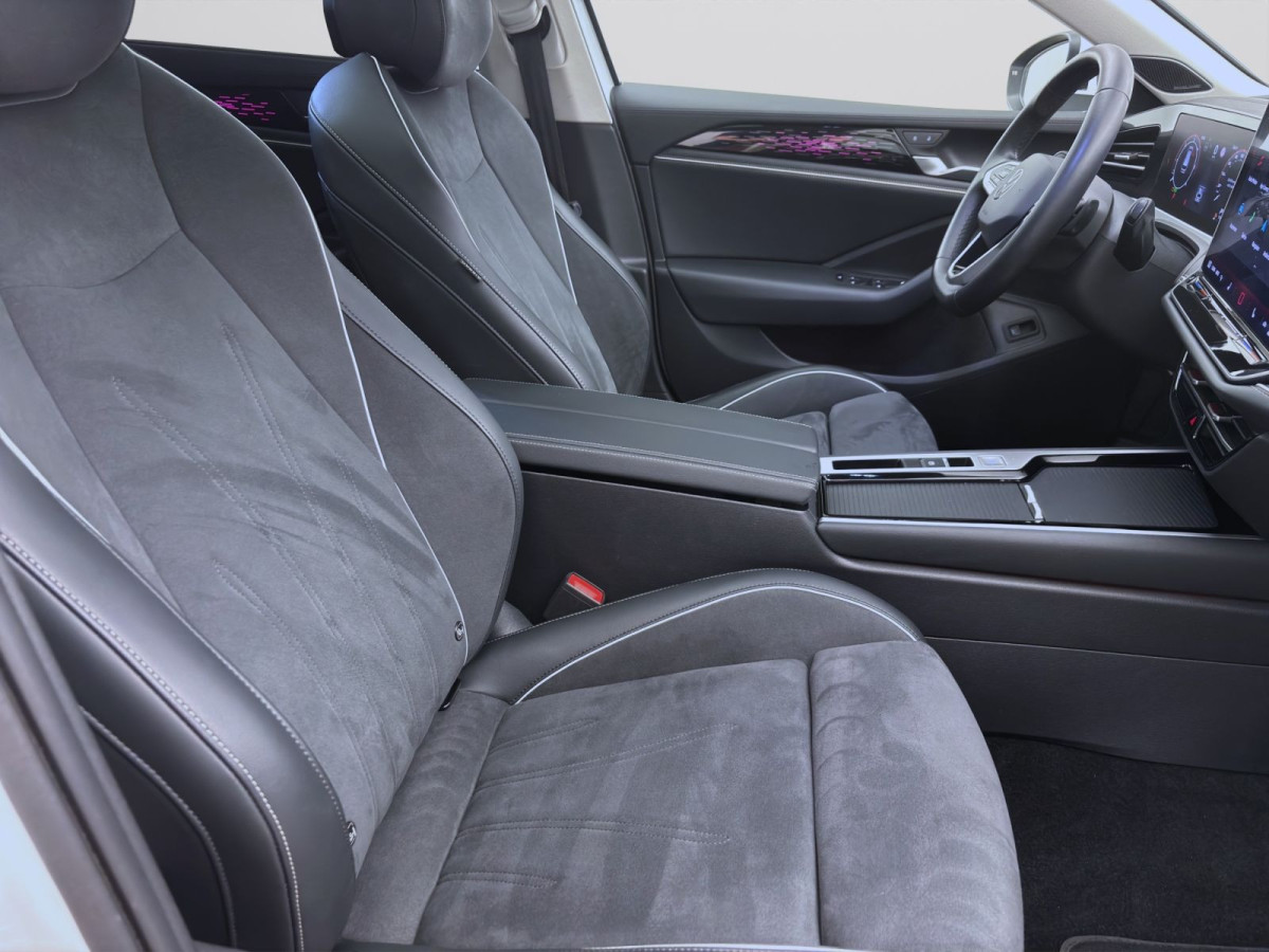Thumb 16: Volkswagen Passat Variant 2.0 TDI DSG ELEGANCE PANO AHK NAVI IQ.LIGHT