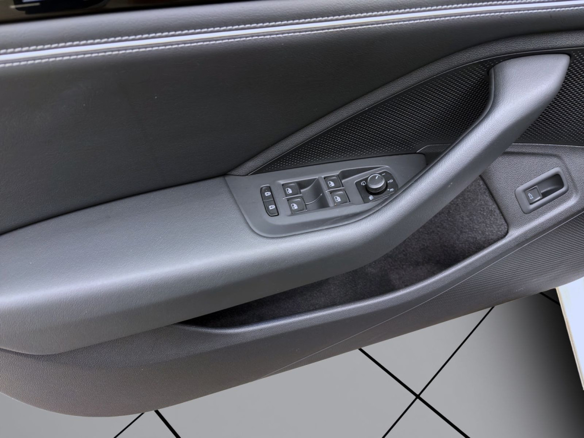 Thumb 10: Volkswagen Passat Variant 2.0 TDI DSG 4M ELEGANCE STDHZG PANO AHK NAVI