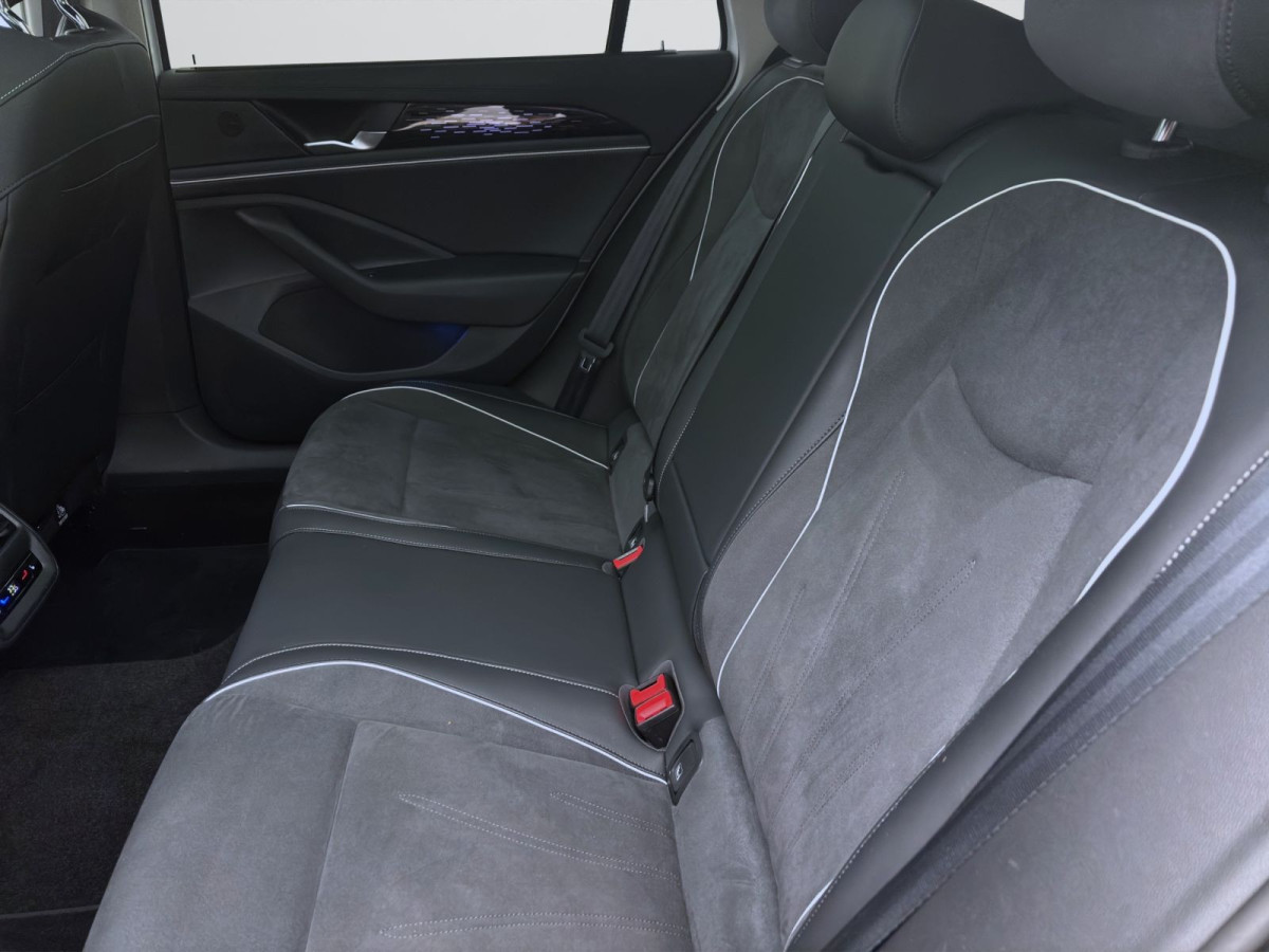Thumb 15: Volkswagen Passat Variant 2.0 TDI DSG 4M ELEGANCE STDHZG PANO AHK NAVI