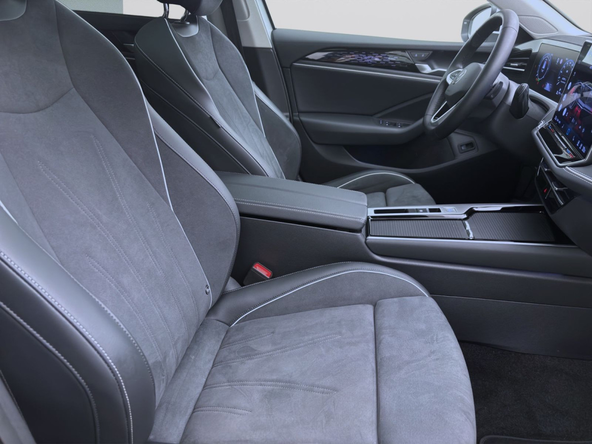 Thumb 16: Volkswagen Passat Variant 2.0 TDI DSG 4M ELEGANCE STDHZG PANO AHK NAVI