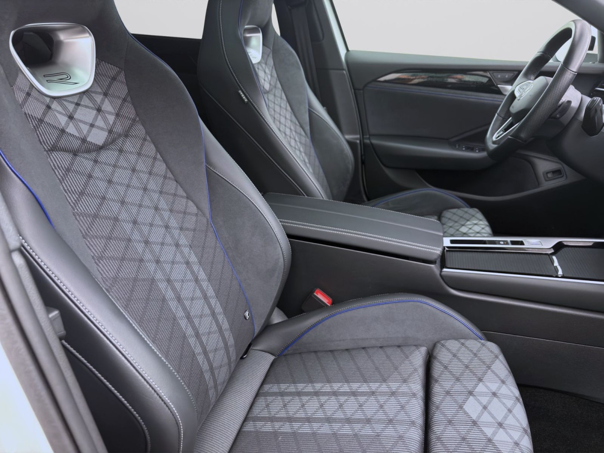 Thumb 16: Volkswagen Passat Variant 2.0 TDI DSG 4M R-LINE STDHZG PANO AHK NAVI