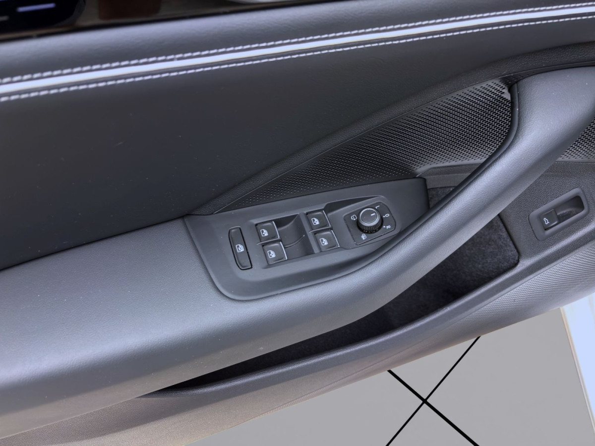 Thumb 10: Volkswagen Passat Variant 2.0 TDI DSG ELEGANCE STDHZG PANO AHK NAVI