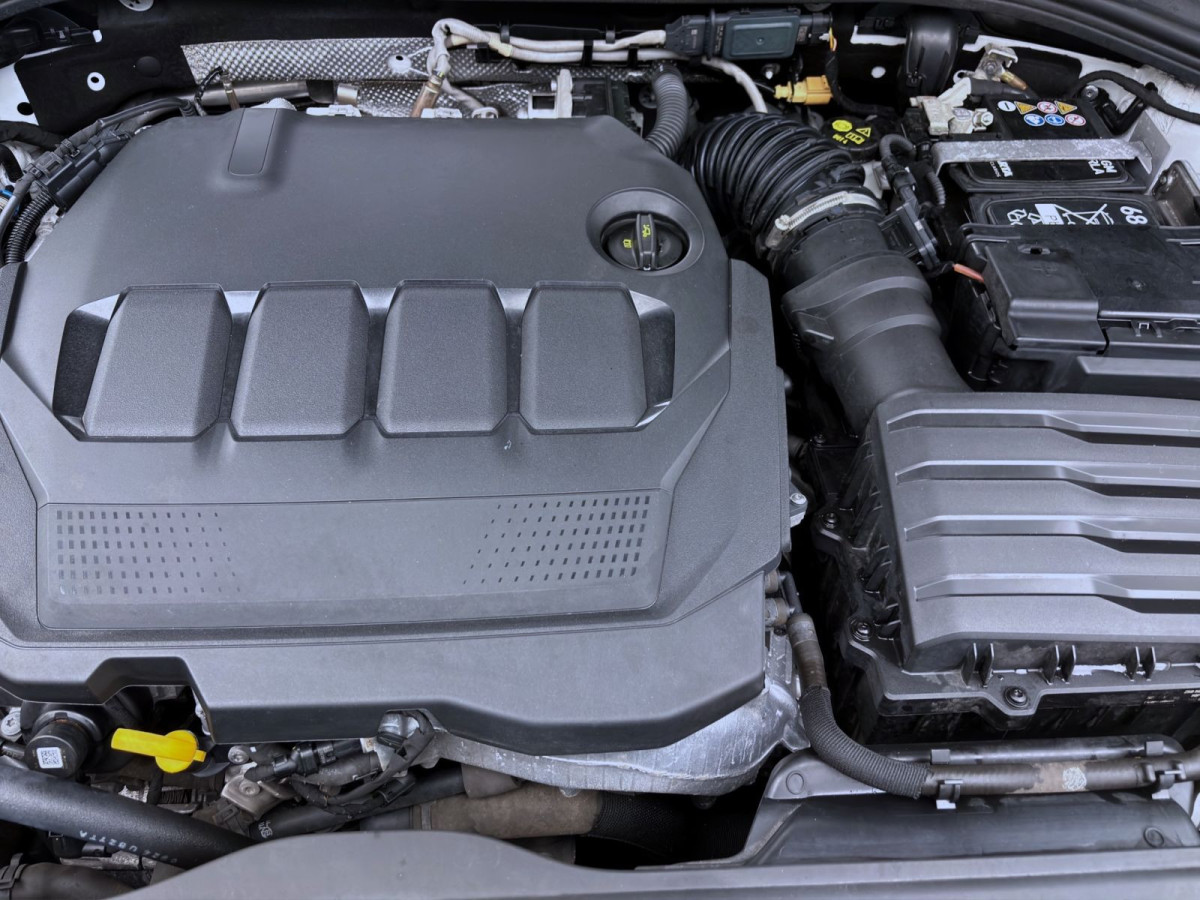 Thumb 18: Volkswagen Passat Variant 2.0 TDI DSG ELEGANCE STDHZG AHK NAVI IQ.LIGHT