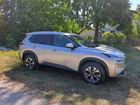 Automodell: X-Trail in der Farbe beige