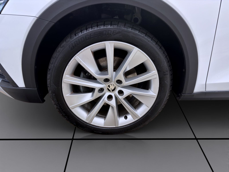Bild 8: Škoda Octavia Combi 2.0 TDI DSG 4x4 SCOUT PANO MATRIX AHK PDC