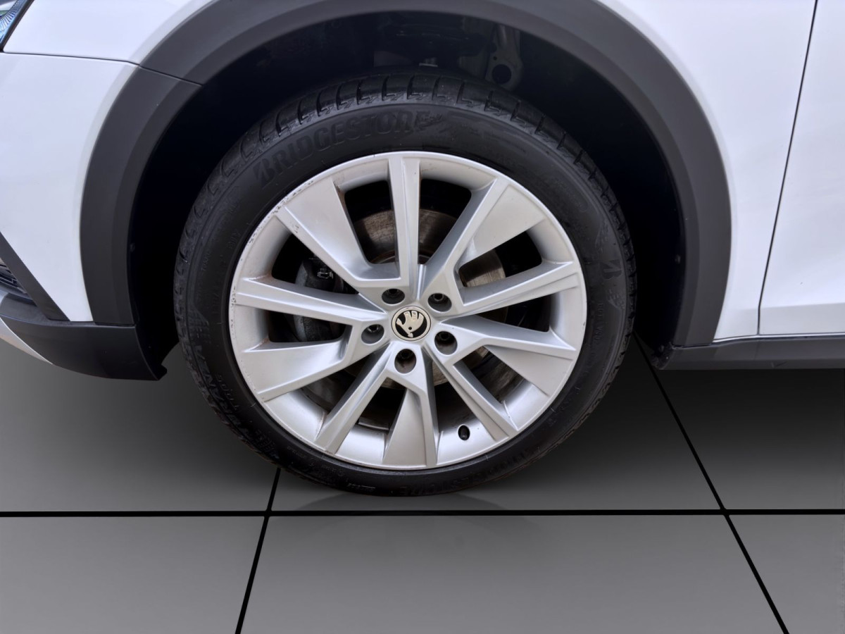 Thumb 8: Škoda Octavia Combi 2.0 TDI DSG 4x4 SCOUT PANO MATRIX AHK PDC
