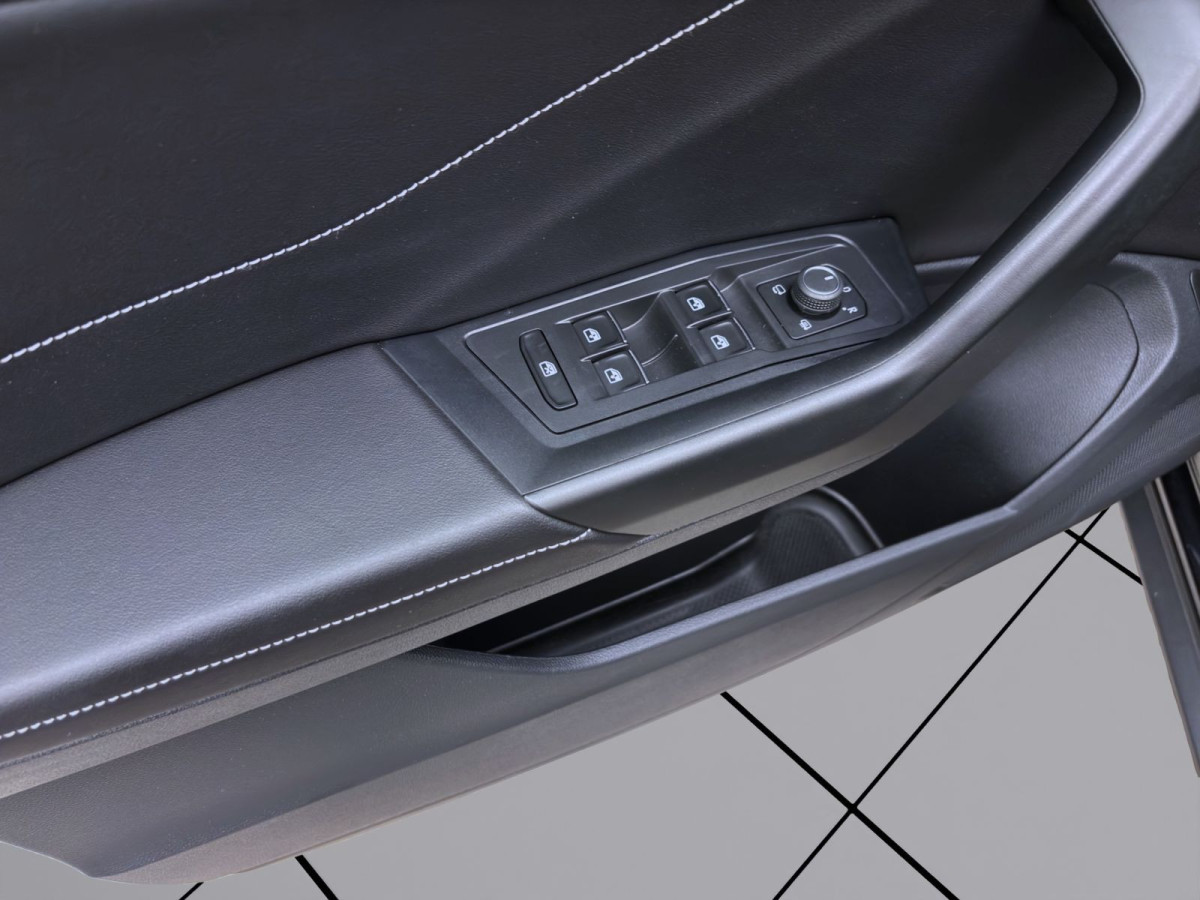 Thumb 10: Volkswagen T-Roc 2.0 TSI DSG 4M R-LINE NAVI KAMERA IQ.LIGHT PDC