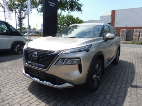 Automodell: X-Trail in der Farbe silber