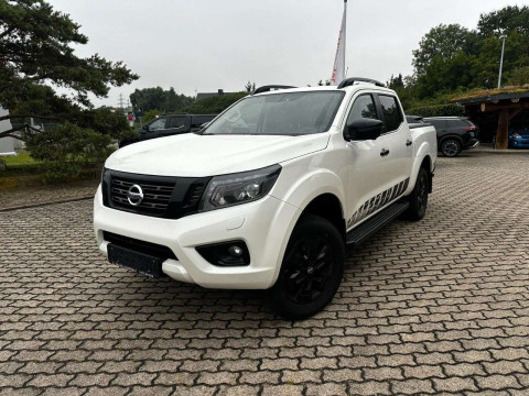 Automodell: Navara in der Farbe weiß